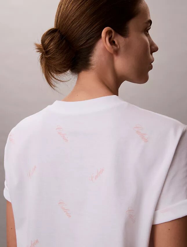 Klassisk T-shirt med logotyp över hela plagget Klassisk T-shirt med logotyp över hela plagget