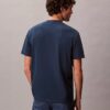 Klassisk T-shirt med präglad logotyp Klassisk T-shirt med präglad logotyp