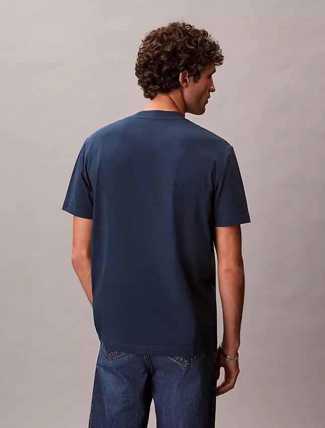 Klassisk T-shirt med präglad logotyp Klassisk T-shirt med präglad logotyp