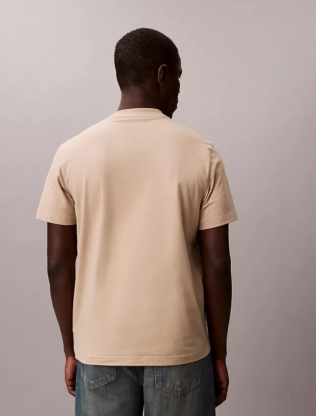 Klassisk T-shirt med präglad logotyp Klassisk T-shirt med präglad logotyp