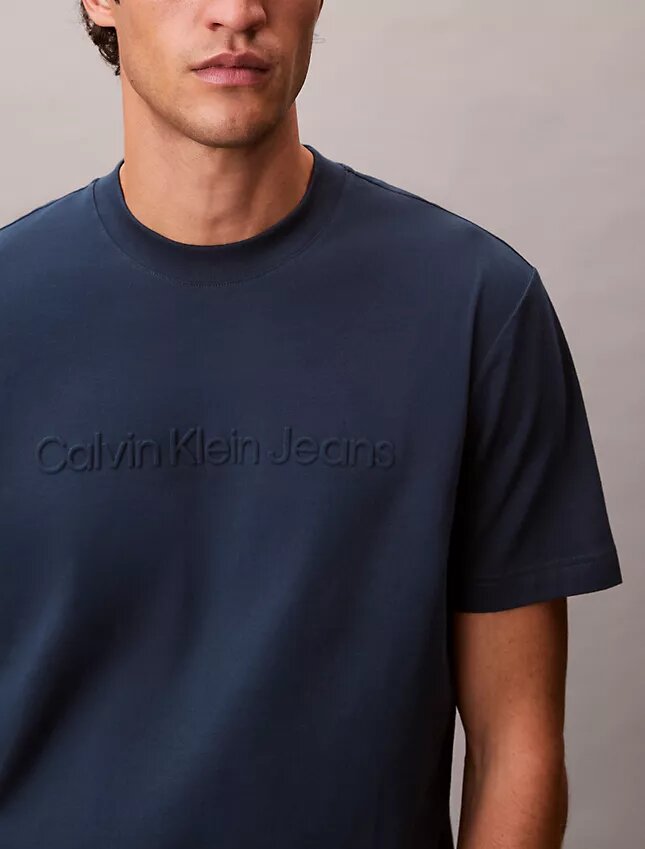 Klassisk T-shirt med präglad logotyp Klassisk T-shirt med präglad logotyp