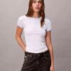 Kontrastkantad ribbad T-shirt med logotryck Kontrastkantad ribbad T-shirt med logotryck