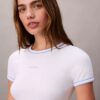 Kontrastkantad ribbad T-shirt med logotryck Kontrastkantad ribbad T-shirt med logotryck