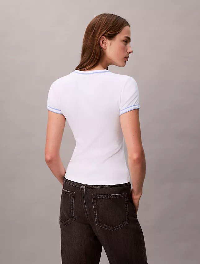 Kontrastkantad ribbad T-shirt med logotryck Kontrastkantad ribbad T-shirt med logotryck