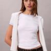 Kontrastkantad ribbad T-shirt med logotryck Kontrastkantad ribbad T-shirt med logotryck