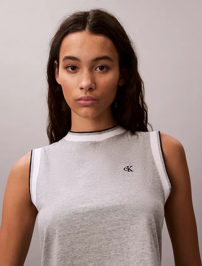 Kort muskeltröja med Monogram Kort muskeltröja med Monogram