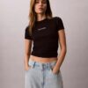 Kort T-shirt med ribbad passform och logotyp Kort T-shirt med ribbad passform och logotyp