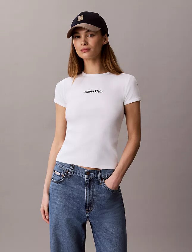 Kort T-shirt med ribbad passform och logotyp Kort T-shirt med ribbad passform och logotyp