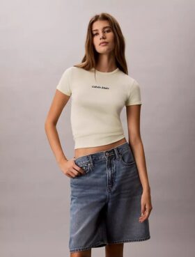 Kort T-shirt med ribbad passform och logotyp