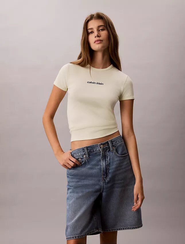 Kort T-shirt med ribbad passform och logotyp Kort T-shirt med ribbad passform och logotyp