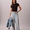 Kort T-shirt med ribbad passform och logotyp Kort T-shirt med ribbad passform och logotyp