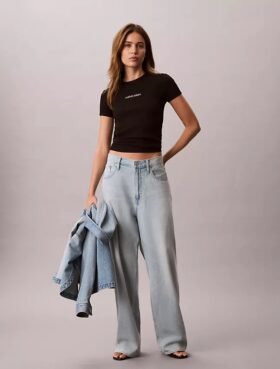 Kort T-shirt med ribbad passform och logotyp