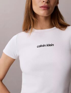 Kort T-shirt med ribbad passform och logotyp
