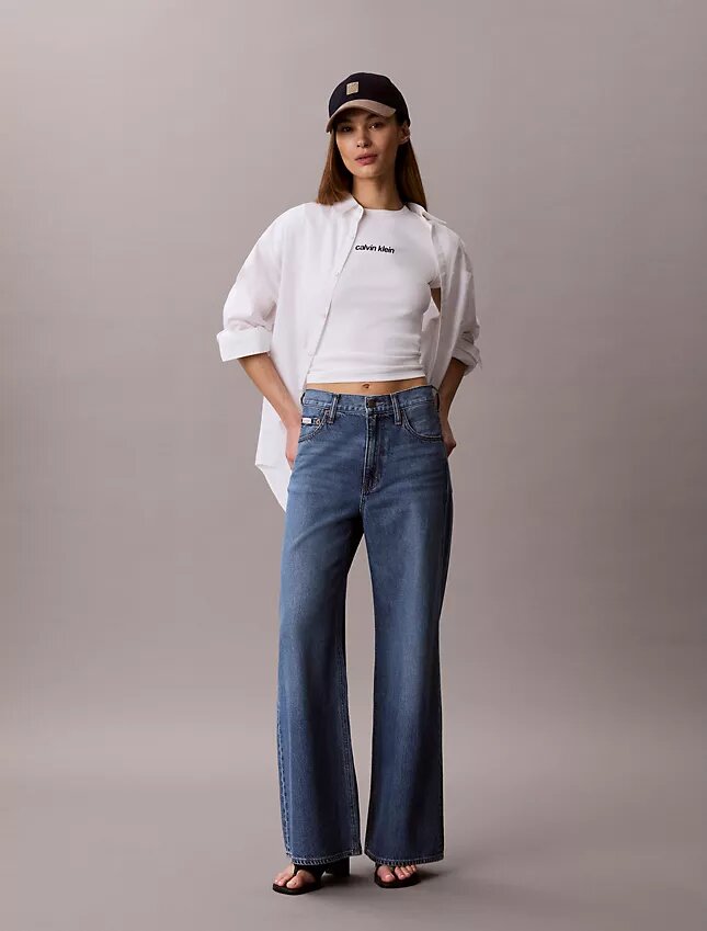 Kort T-shirt med ribbad passform och logotyp Kort T-shirt med ribbad passform och logotyp