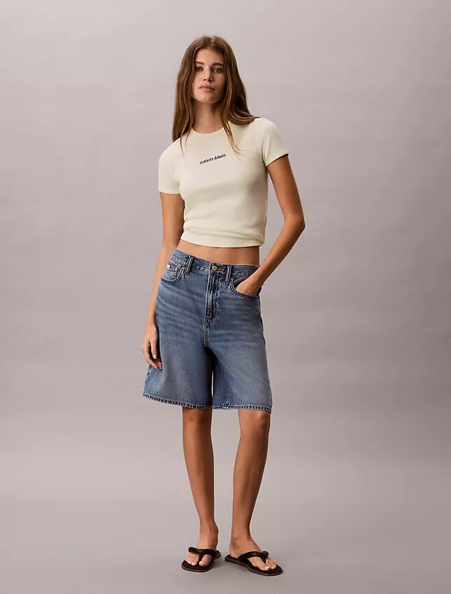 Kort T-shirt med ribbad passform och logotyp Kort T-shirt med ribbad passform och logotyp