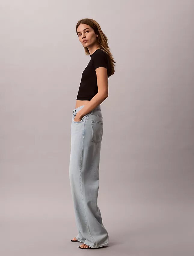 Kort T-shirt med ribbad passform och logotyp Kort T-shirt med ribbad passform och logotyp