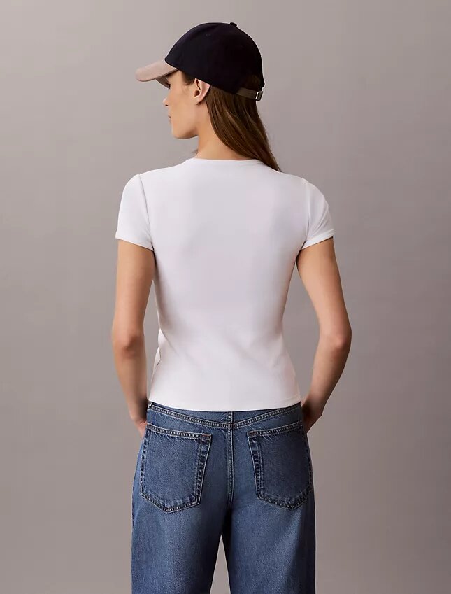 Kort T-shirt med ribbad passform och logotyp Kort T-shirt med ribbad passform och logotyp