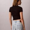 Kort T-shirt med ribbad passform och logotyp Kort T-shirt med ribbad passform och logotyp
