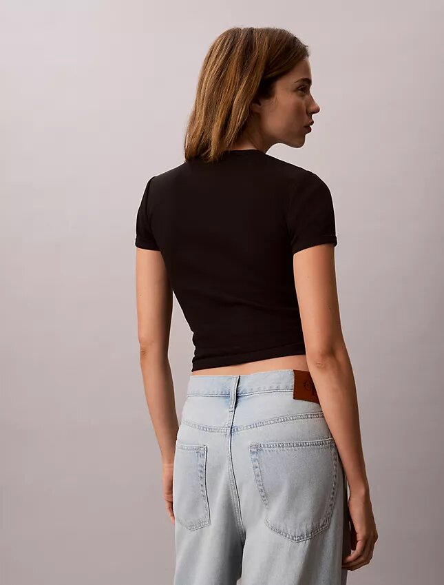 Kort T-shirt med ribbad passform och logotyp Kort T-shirt med ribbad passform och logotyp