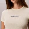 Kort T-shirt med ribbad passform och logotyp Kort T-shirt med ribbad passform och logotyp