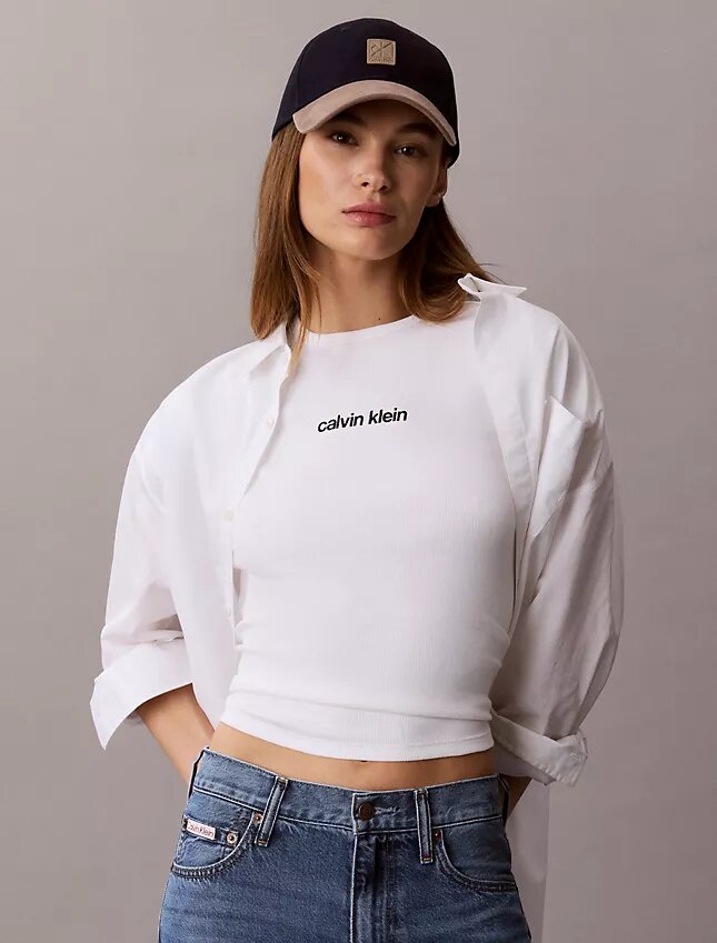 Kort T-shirt med ribbad passform och logotyp Kort T-shirt med ribbad passform och logotyp