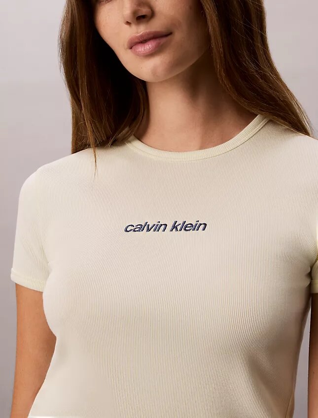 Kort T-shirt med ribbad passform och logotyp Kort T-shirt med ribbad passform och logotyp