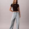 Kort T-shirt med ribbad passform och logotyp Kort T-shirt med ribbad passform och logotyp