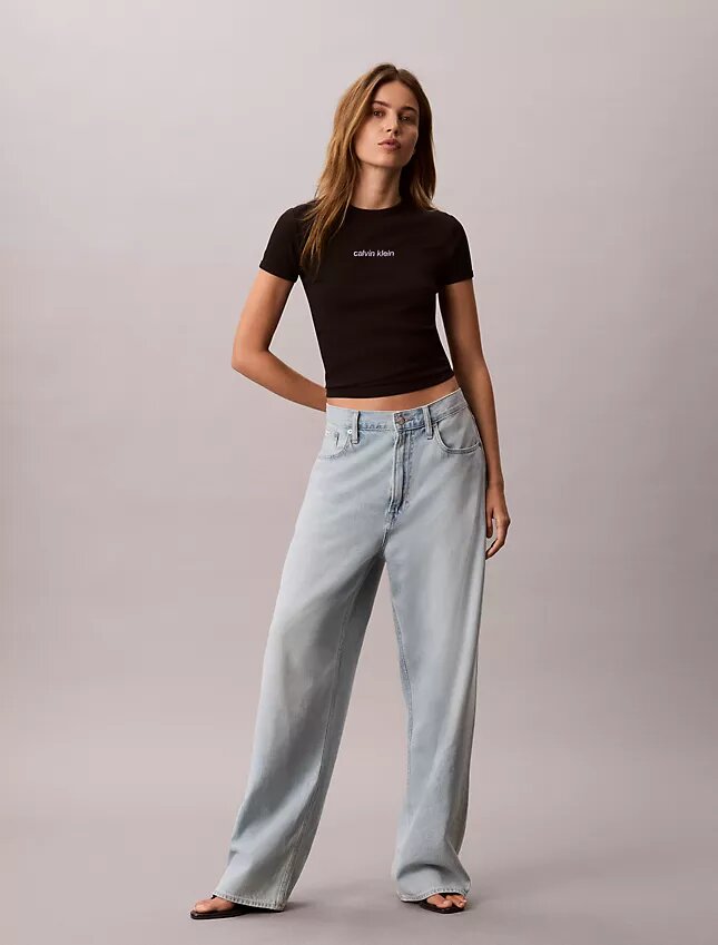 Kort T-shirt med ribbad passform och logotyp Kort T-shirt med ribbad passform och logotyp