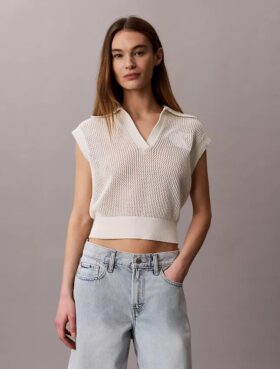 Kort topp med monogram i virkat
