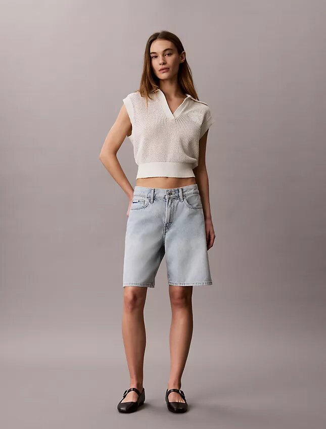 Kort topp med monogram i virkat Kort topp med monogram i virkat