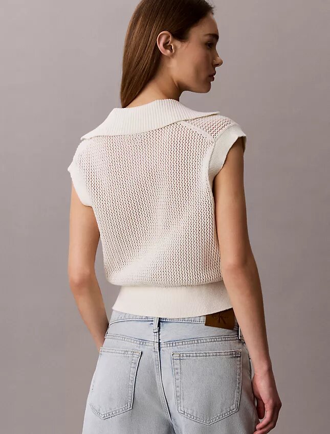 Kort topp med monogram i virkat Kort topp med monogram i virkat