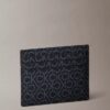 Kortfodral med monogram i kornmönster