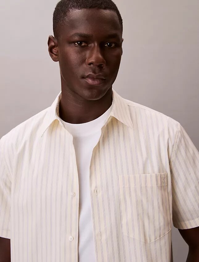 Kortärmad skjorta i Cotton Stretch med ränder och knappar Kortärmad skjorta i Cotton Stretch med ränder och knappar