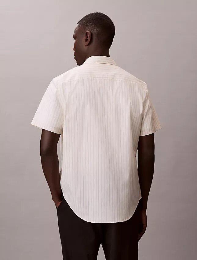 Kortärmad skjorta i Cotton Stretch med ränder och knappar Kortärmad skjorta i Cotton Stretch med ränder och knappar
