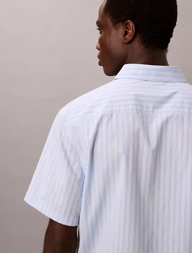 Kortärmad skjorta i Cotton Stretch med ränder och knappar Kortärmad skjorta i Cotton Stretch med ränder och knappar