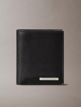 Läderplakett med logotyp, smal bifold-plånbok Läderplakett med logotyp, smal bifold-plånbok