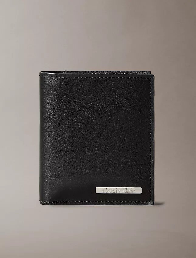 Läderplakett med logotyp, smal bifold-plånbok Läderplakett med logotyp, smal bifold-plånbok