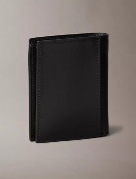 Läderplakett med logotyp, smal bifold-plånbok Läderplakett med logotyp, smal bifold-plånbok