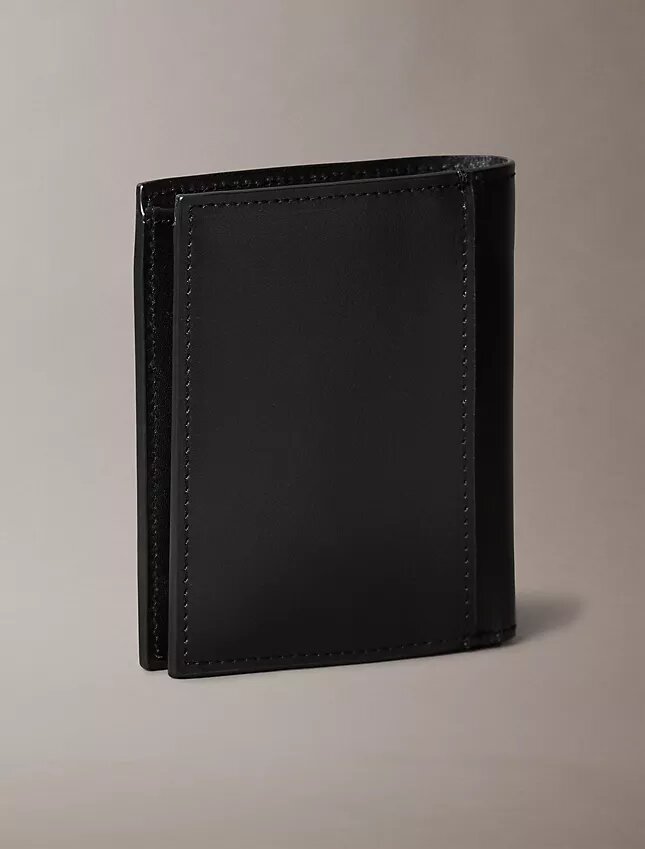 Läderplakett med logotyp, smal bifold-plånbok Läderplakett med logotyp, smal bifold-plånbok