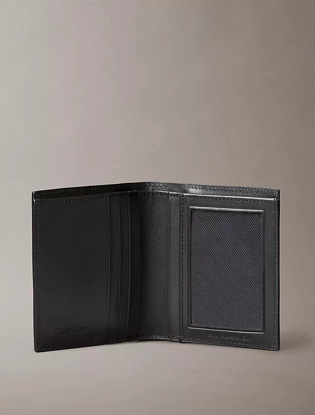 Läderplakett med logotyp, smal bifold-plånbok Läderplakett med logotyp, smal bifold-plånbok