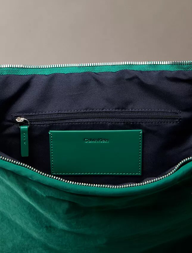 Liten halvmåneformad väska i nylon Liten halvmåneformad väska i nylon