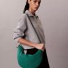 Liten halvmåneformad väska i nylon Liten halvmåneformad väska i nylon