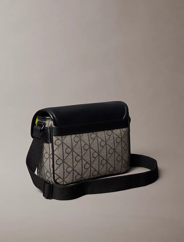 Liten messenger-väska med jacquardmönster Liten messenger-väska med jacquardmönster