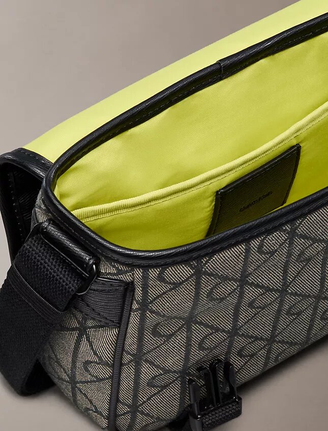 Liten messenger-väska med jacquardmönster Liten messenger-väska med jacquardmönster