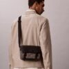 Liten messenger-väska med jacquardmönster Liten messenger-väska med jacquardmönster