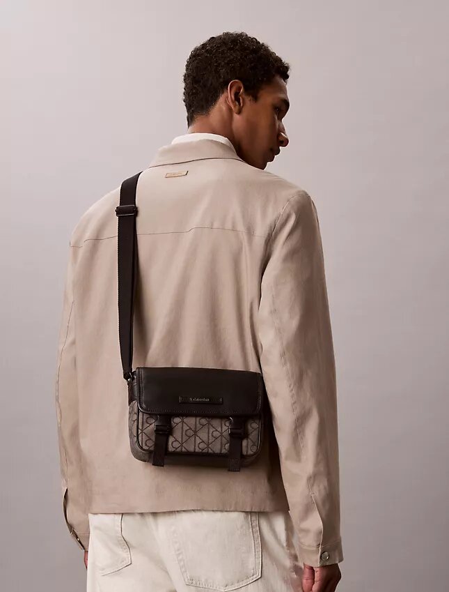 Liten messenger-väska med jacquardmönster Liten messenger-väska med jacquardmönster
