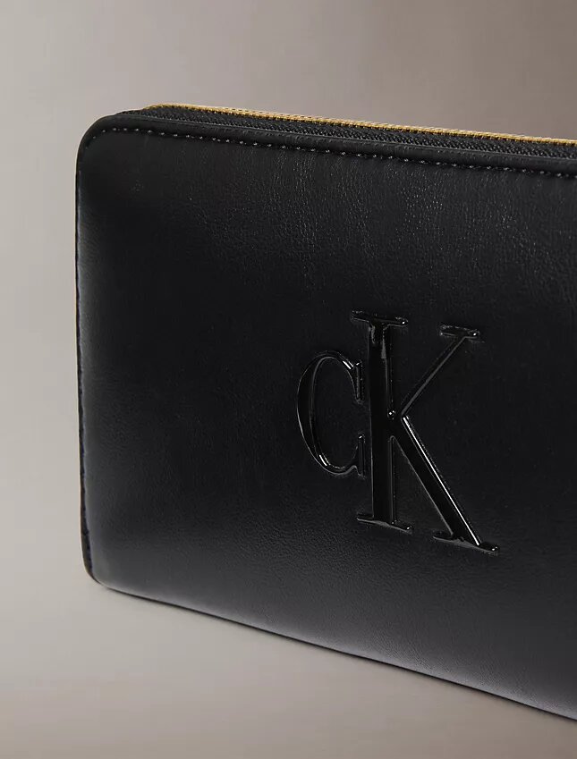 Lång plånbok med dragkedja och tydligt Monogram Lång plånbok med dragkedja och tydligt Monogram
