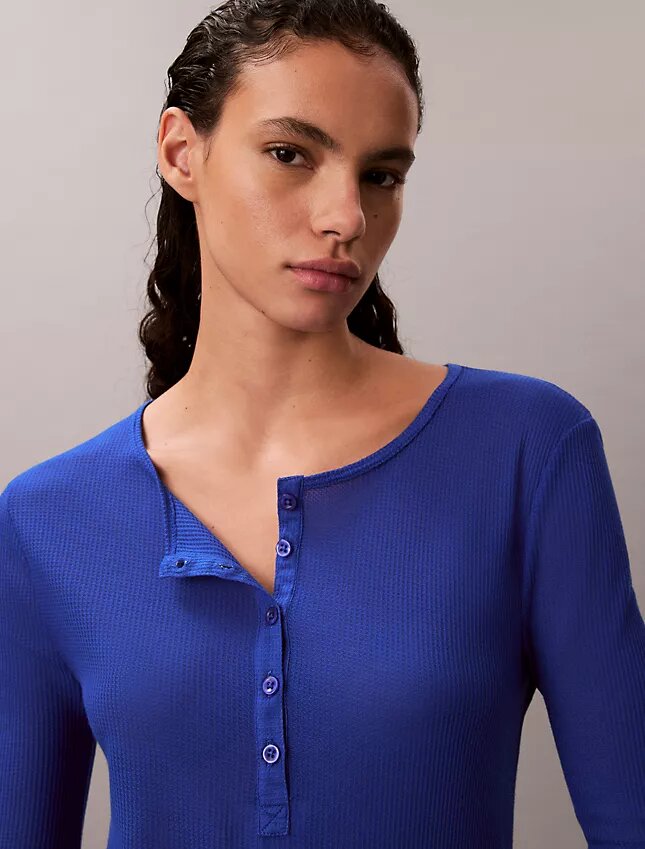 Lätt Henley-T-shirt i våffelstickning Lätt Henley-T-shirt i våffelstickning