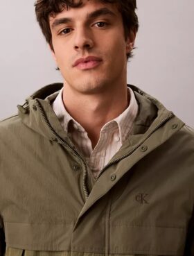 Lätt jacka i nylon och blandade material