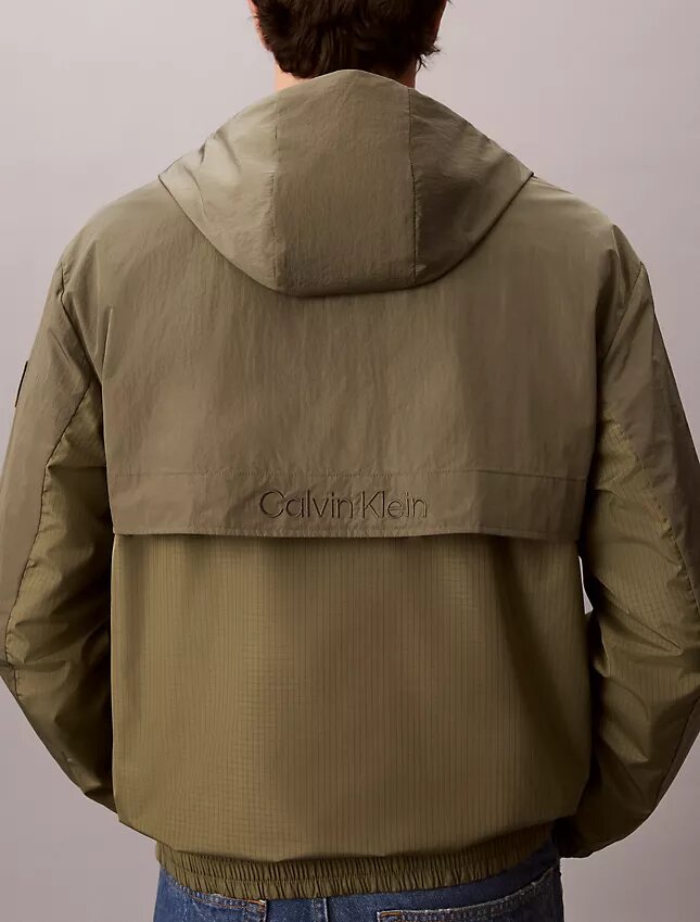Lätt jacka i nylon och blandade material Lätt jacka i nylon och blandade material